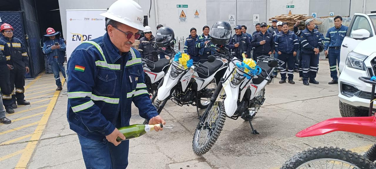 ENDE SERVICIOS Y CONSTRUCCIONES REALIZÓ LA DOTACIÓN DE DOS VEHÍCULOS Y S