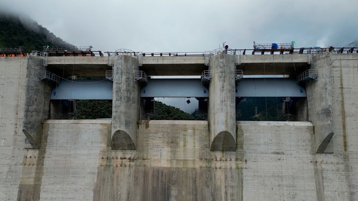 Realizan pruebas de funcionamiento a compuertas Taintor de la Presa Sehuenc