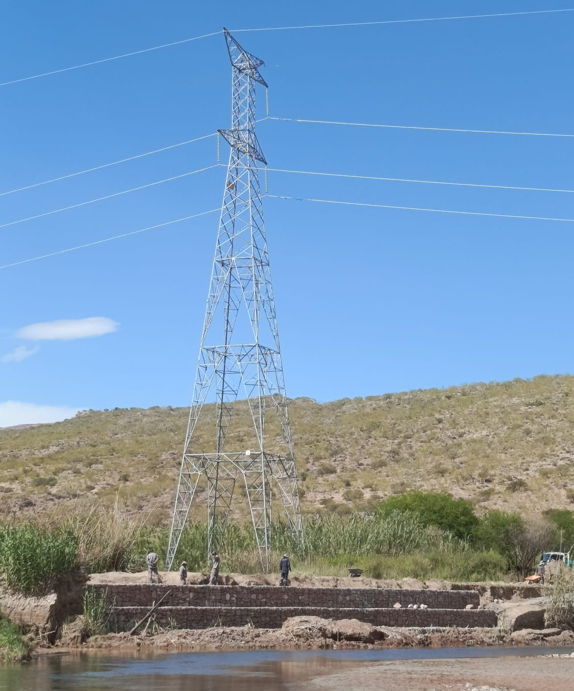 ENDE REALIZA OBRAS DE PROTECCIÓN EN TORRES DE ALTA TENSIÓN EN TARIJA