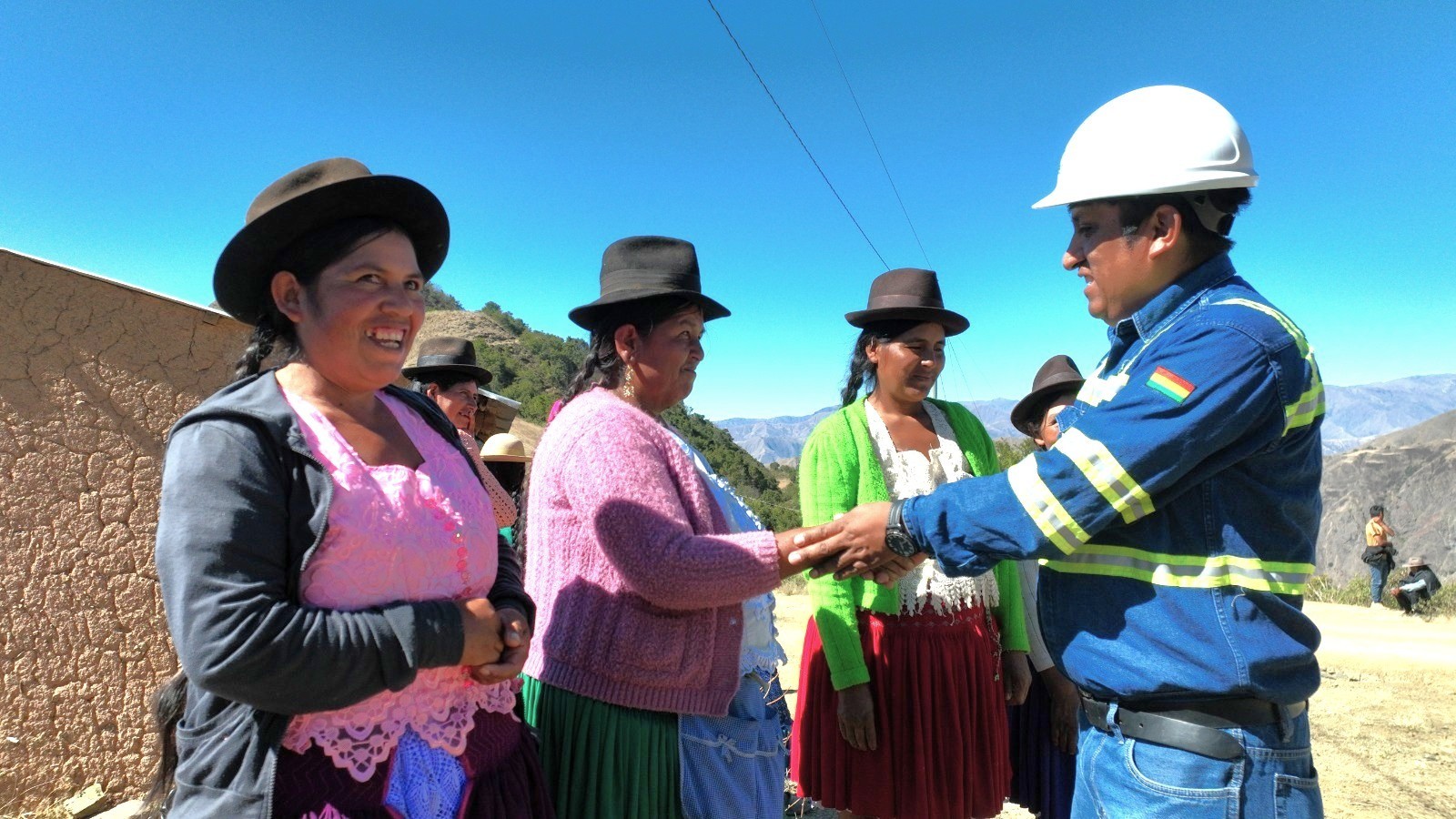 Más de 300 familias de Villa Charcas accederán a energía eléctrica medi
