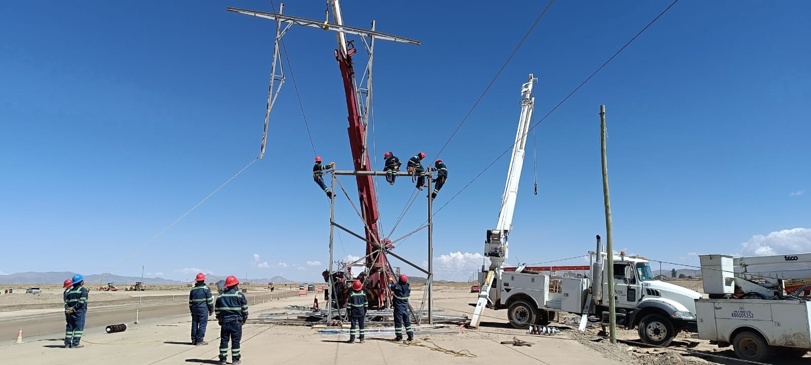 ENDE DEORURO MODIFICA LÍNEAS ELÉCTRICAS EN EL TRAMO DOBLE VÍA ORURO – 