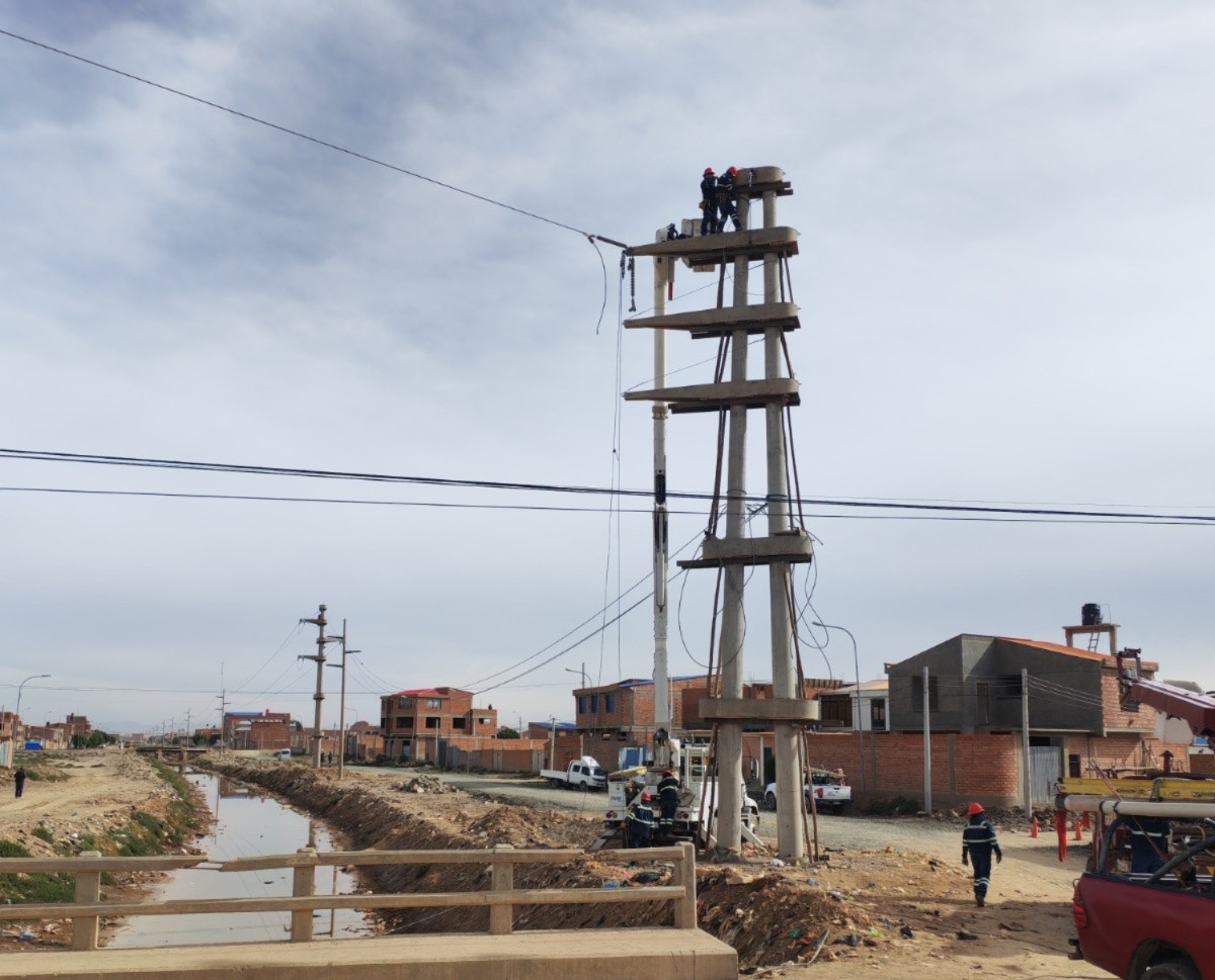 ENDE DEORURO EJECUTA MODIFICACIÓN EN LA LÍNEA DE TRANSMISIÓN SOCOMANI