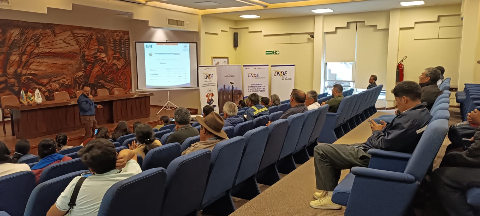 ENDE fortalece el control social con capacitación a juntas vecinales y org