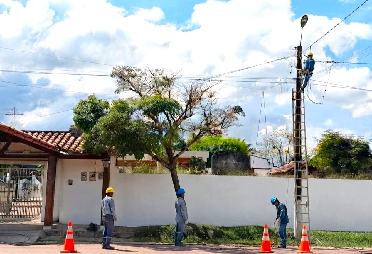 ENDE refuerza la red eléctrica de San Ignacio de Moxos para atender la alt