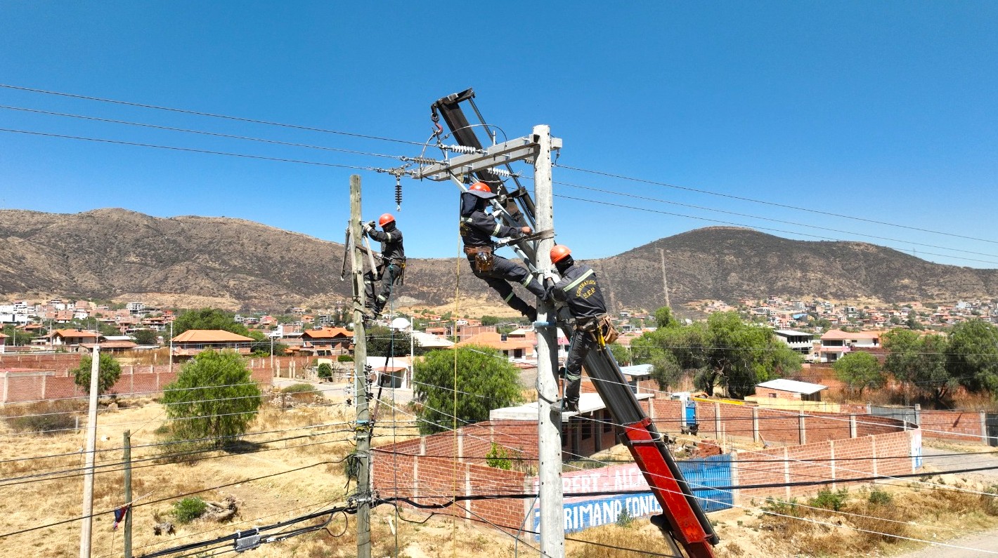 ELFEC fortalece la red eléctrica en El Abra para evitar cortes y sobrecarg