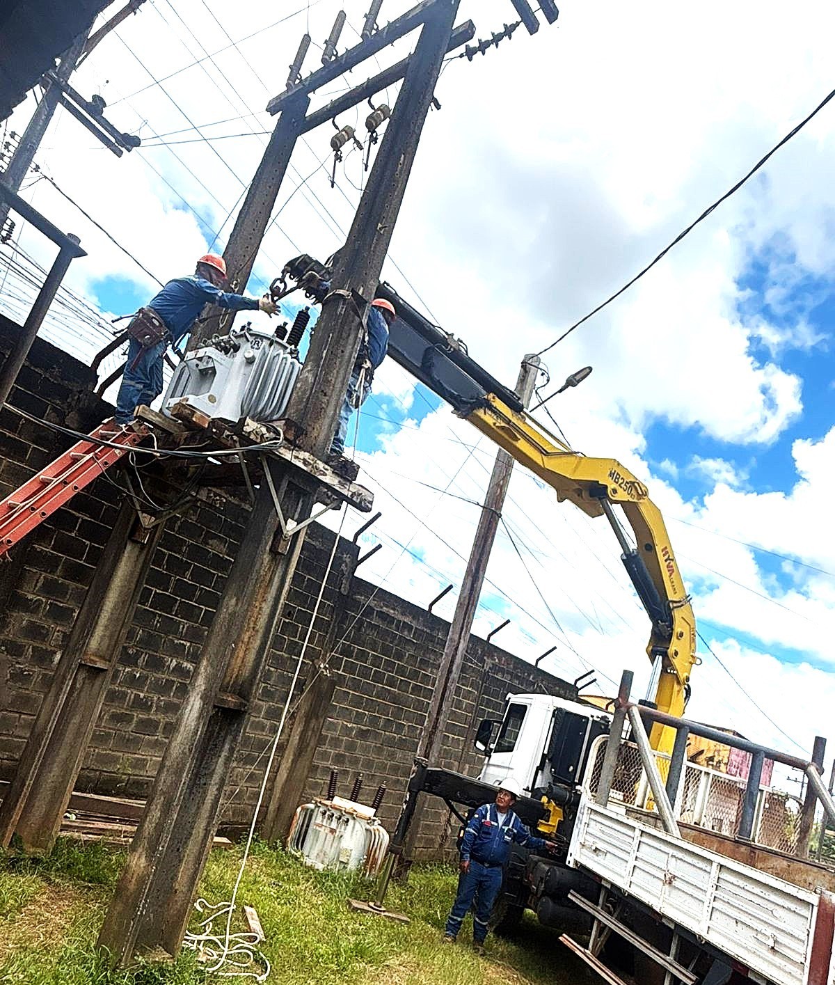 ENDE restituye servicio eléctrico en el penal de Villa Busch tras incendio