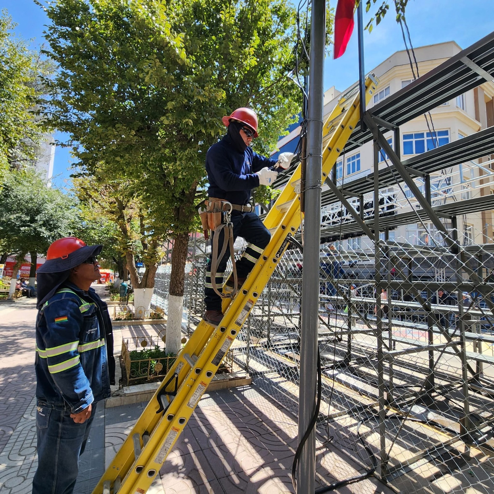 ENDE realiza trabajos de mantenimiento eléctrico en la ruta del Carnaval d