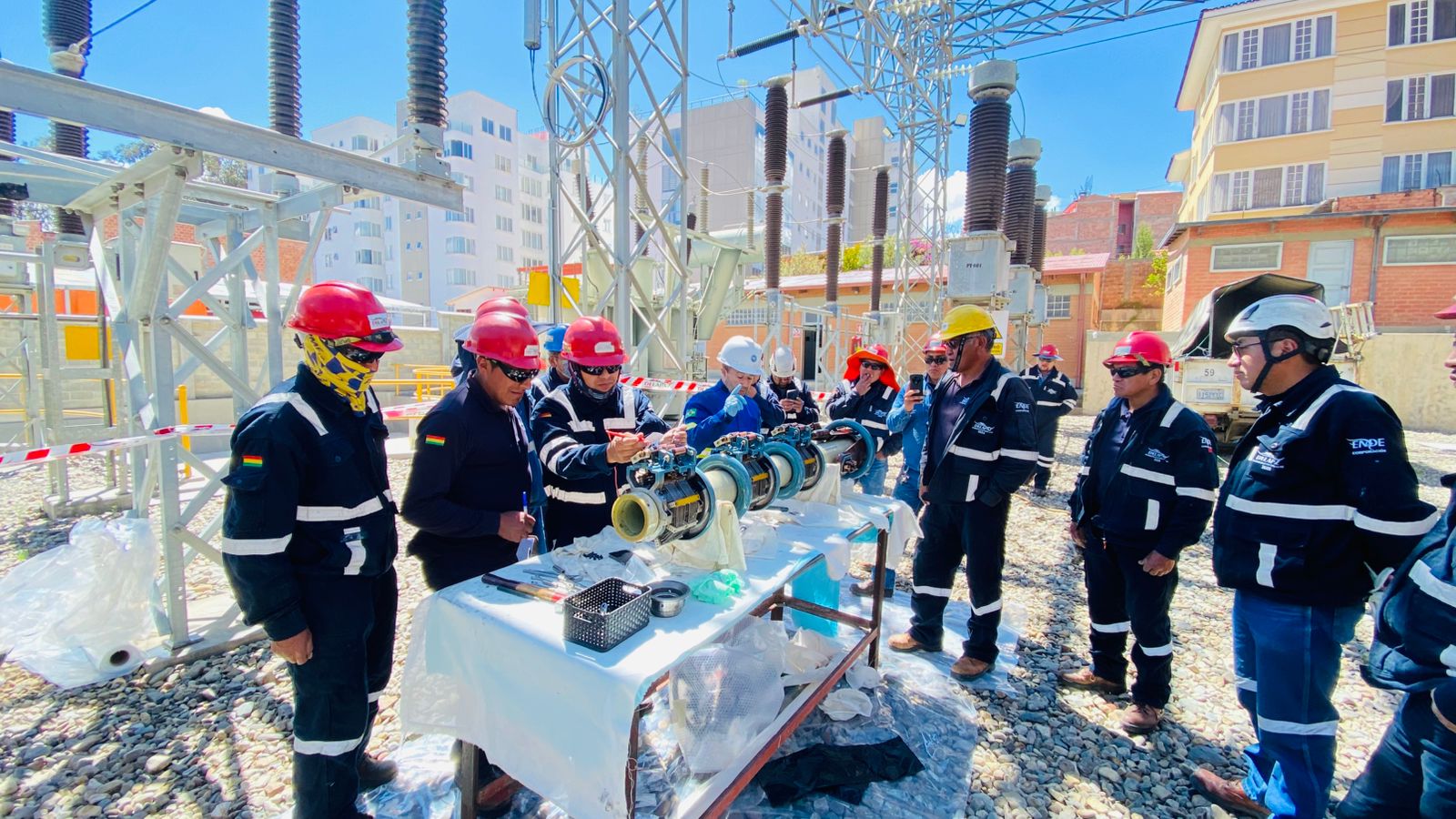 ENDE fortalece su mantenimiento eléctrico con expertos internacionales