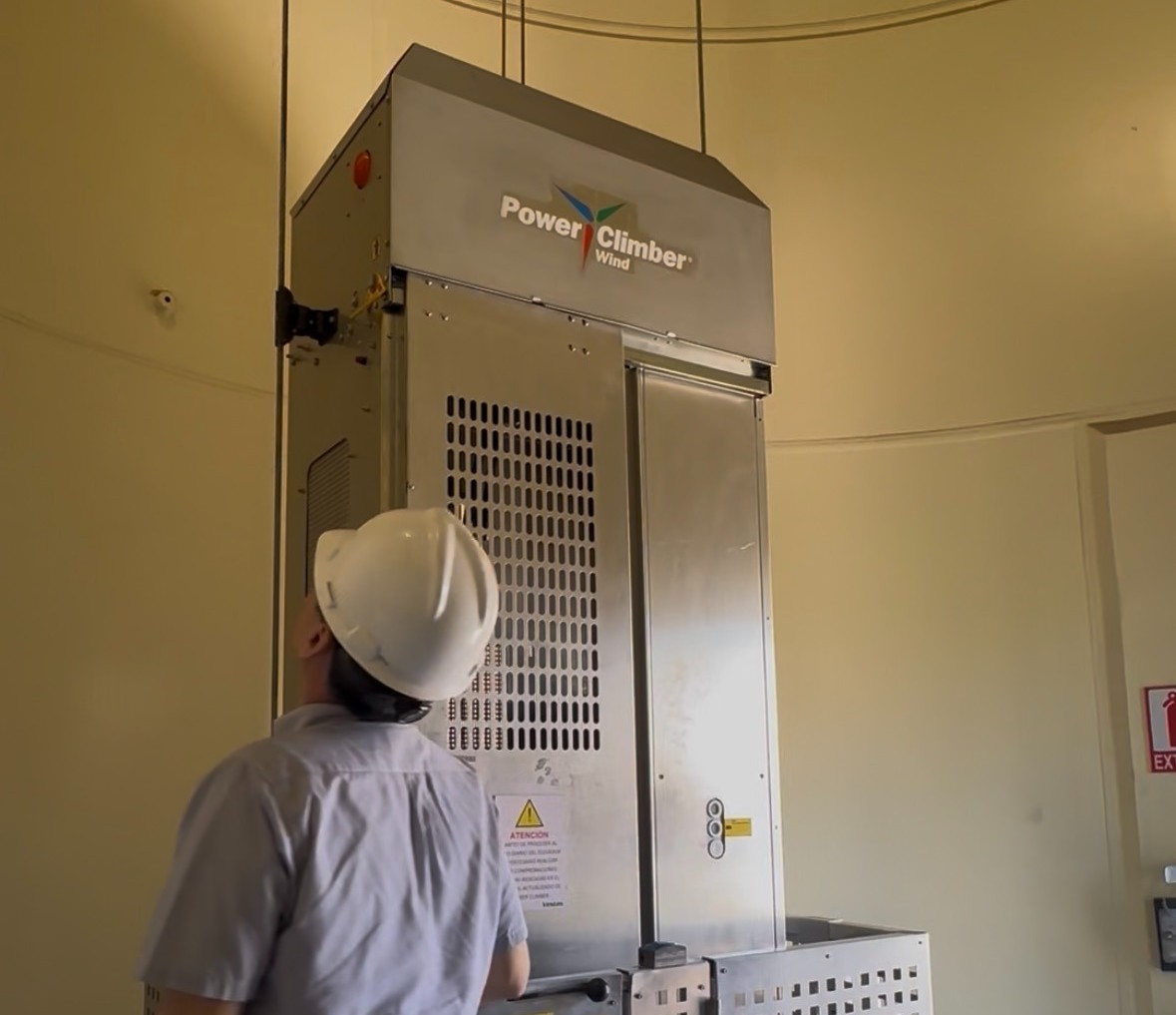 Gigantes del viento reciben mantenimiento para seguir generando energía li
