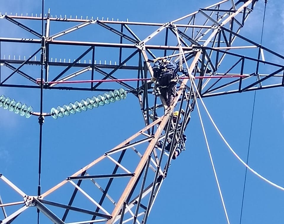 Mantenimiento en línea Yapacaní - La Bélgica asegura confiabilidad eléc