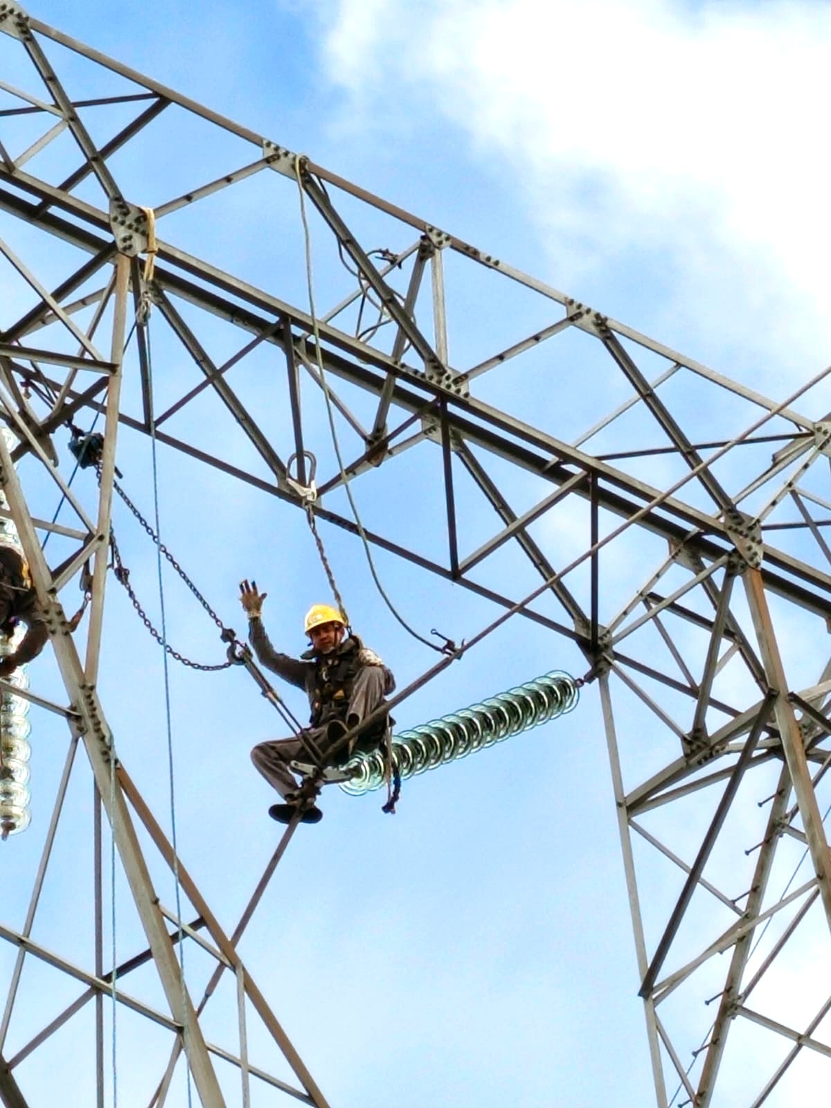ENDE instala una nueva estructura de 35 metros en la línea San José – V