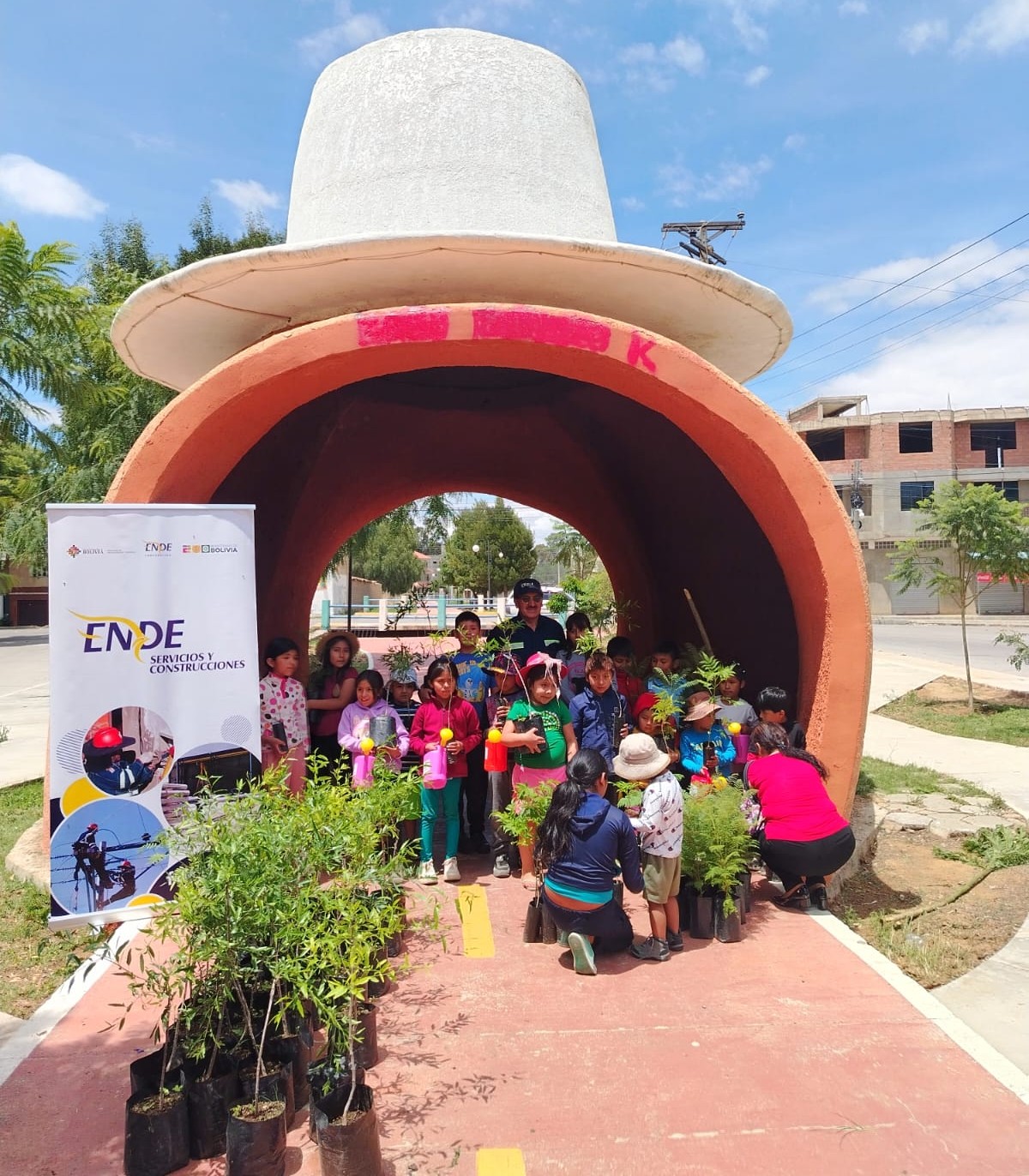 ENDE REALIZÓ FORESTACIÓN, MANTENIMIENTO Y LIMPIEZA DE ÁREAS VERDES EN PU