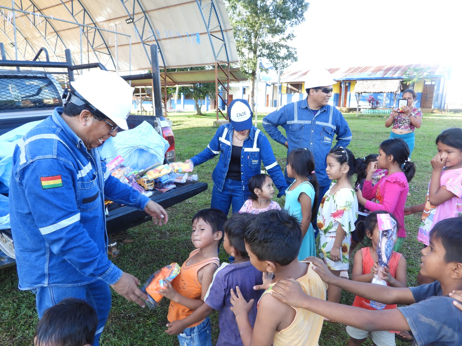 Solidaridad de ENDE Regional Cobija llega a la niñez del área rural