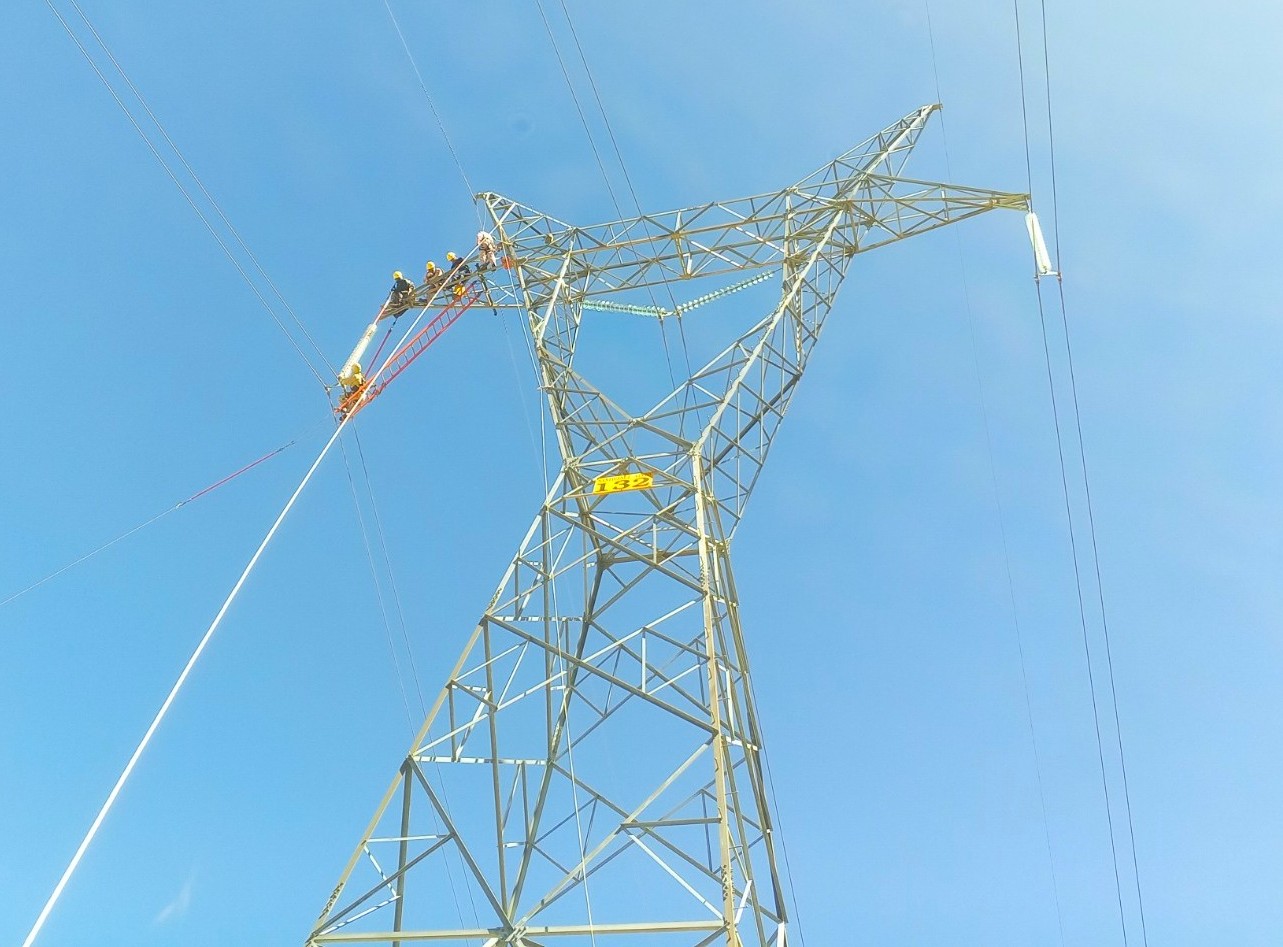 ENDE realiza trabajos en línea viva en el Sistema Troncal de Interconexió