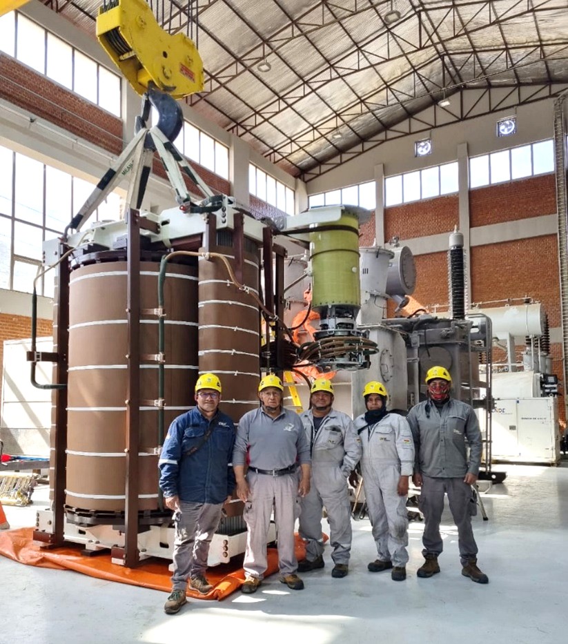 ENDE Transmisión repara equipo clave para garantizar el suministro eléctr