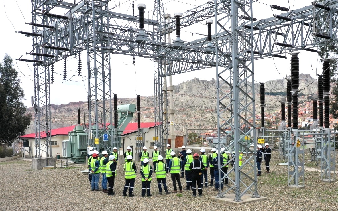Estudiantes de la UMSA refuerzan conocimientos prácticos en subestación e