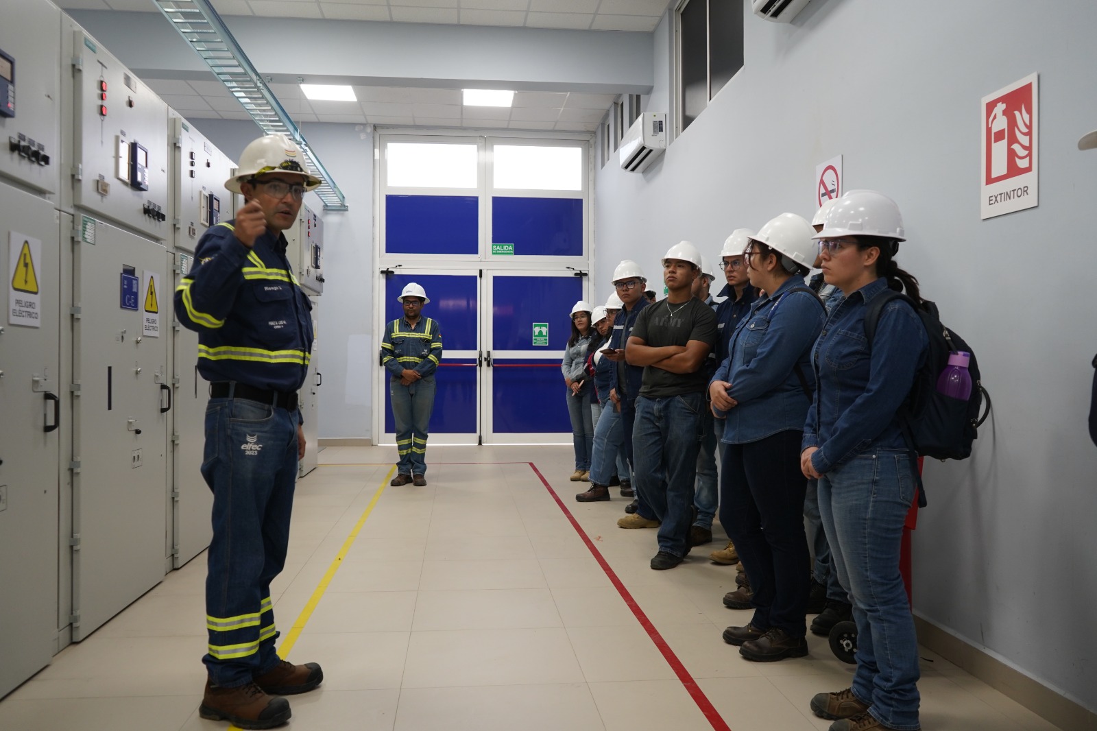 ESTUDIANTES DE LA UNIVERSIDAD PRIVADA BOLIVIANA VISITARON LA SUBESTACIÓN C