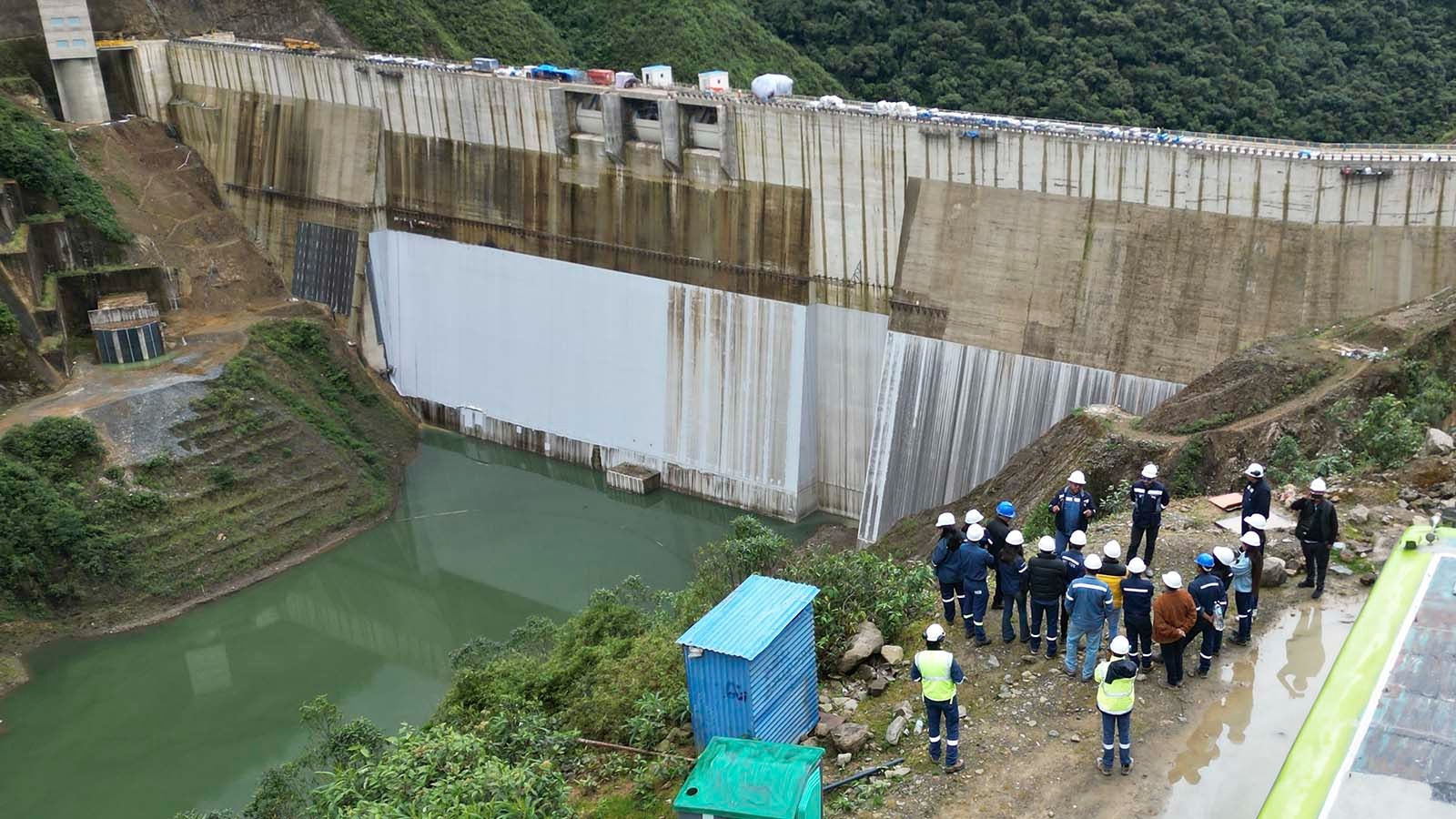 UNIVERSITARIOS DE SAN SIMÓN VISITARON LA PRESA SEHUENCAS