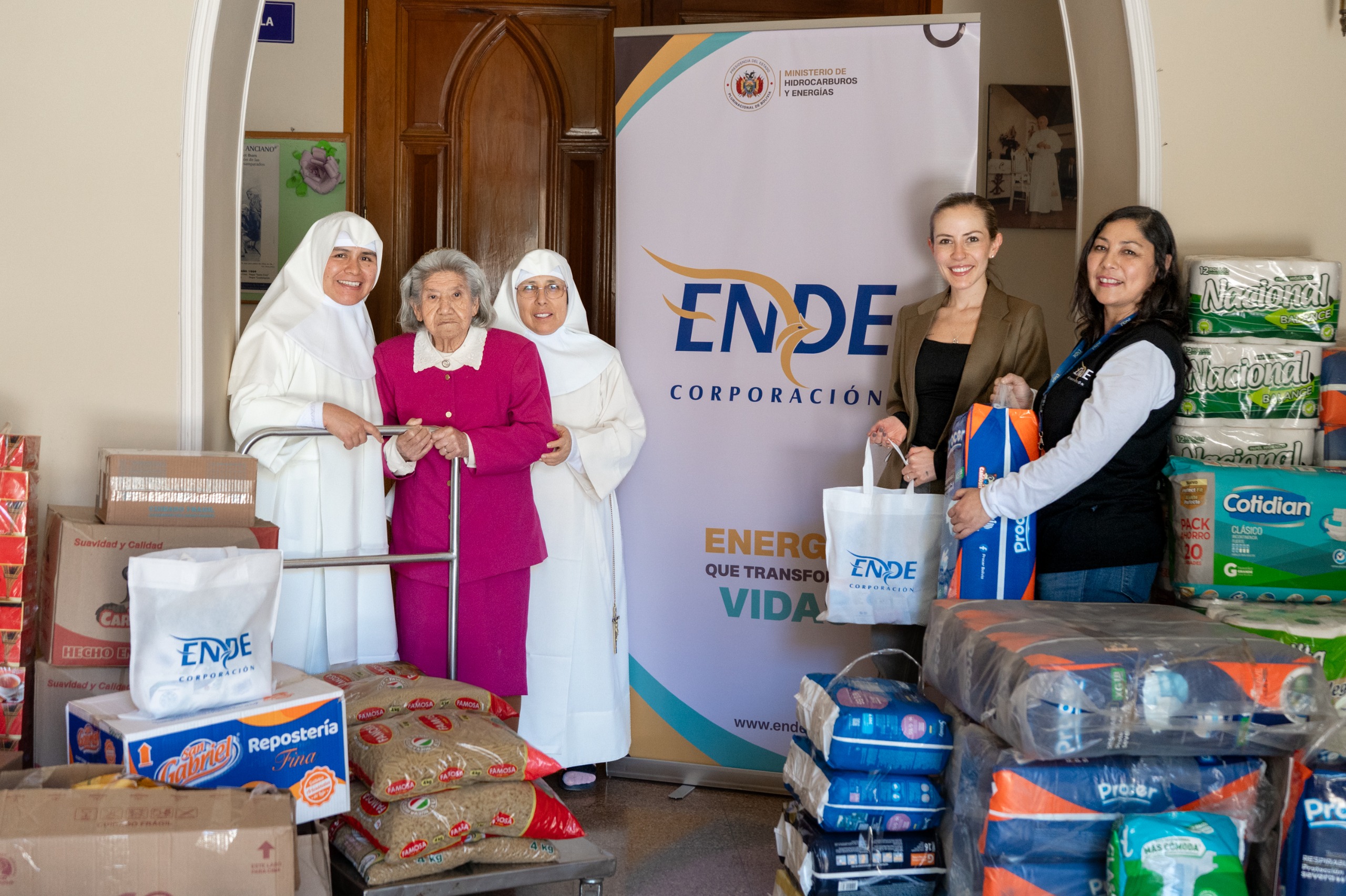 Con el corazón puesto en nuestros abuelitos, ENDE Corporación entregó do