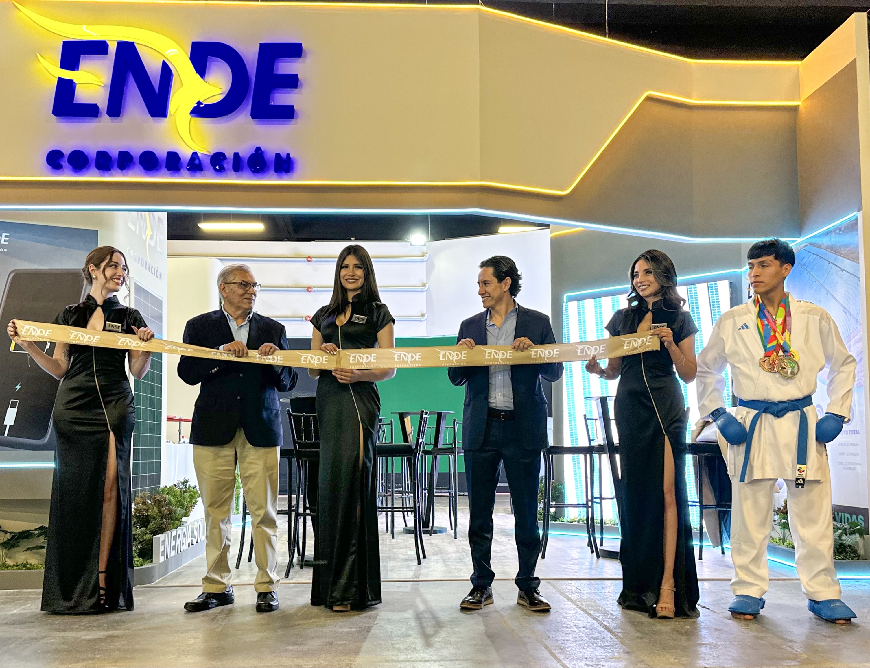 ENDE Corporación inaugura su stand en La Paz Expone y lanza el programa sp