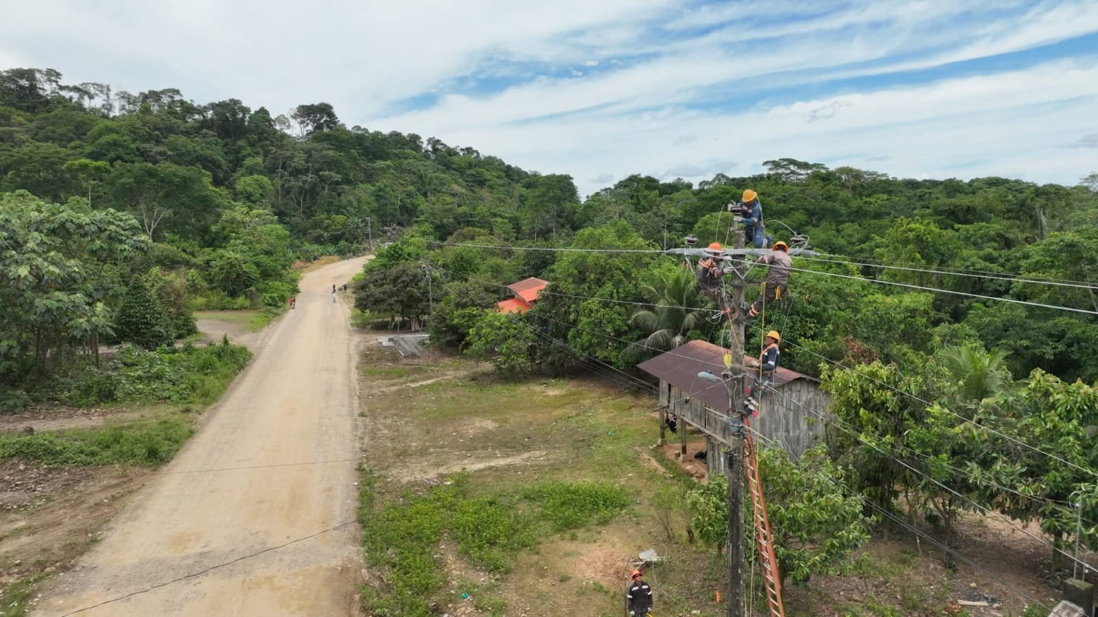 ELFEC FORTALECE EL SISTEMA ELÉCTRICO DEL TRÓPICO DE COCHABAMBA CON LA IMP
