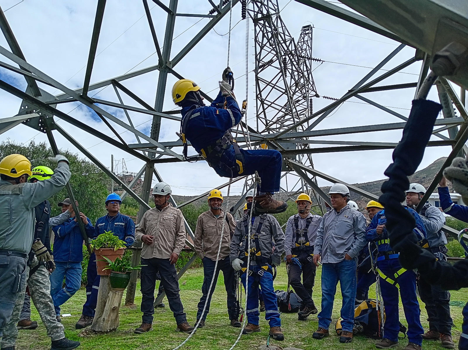 ENDE TRANSMISIÓN CERTIFICA A SU PERSONAL EN CURSO ESPECIALIZADO DE "SEGURI