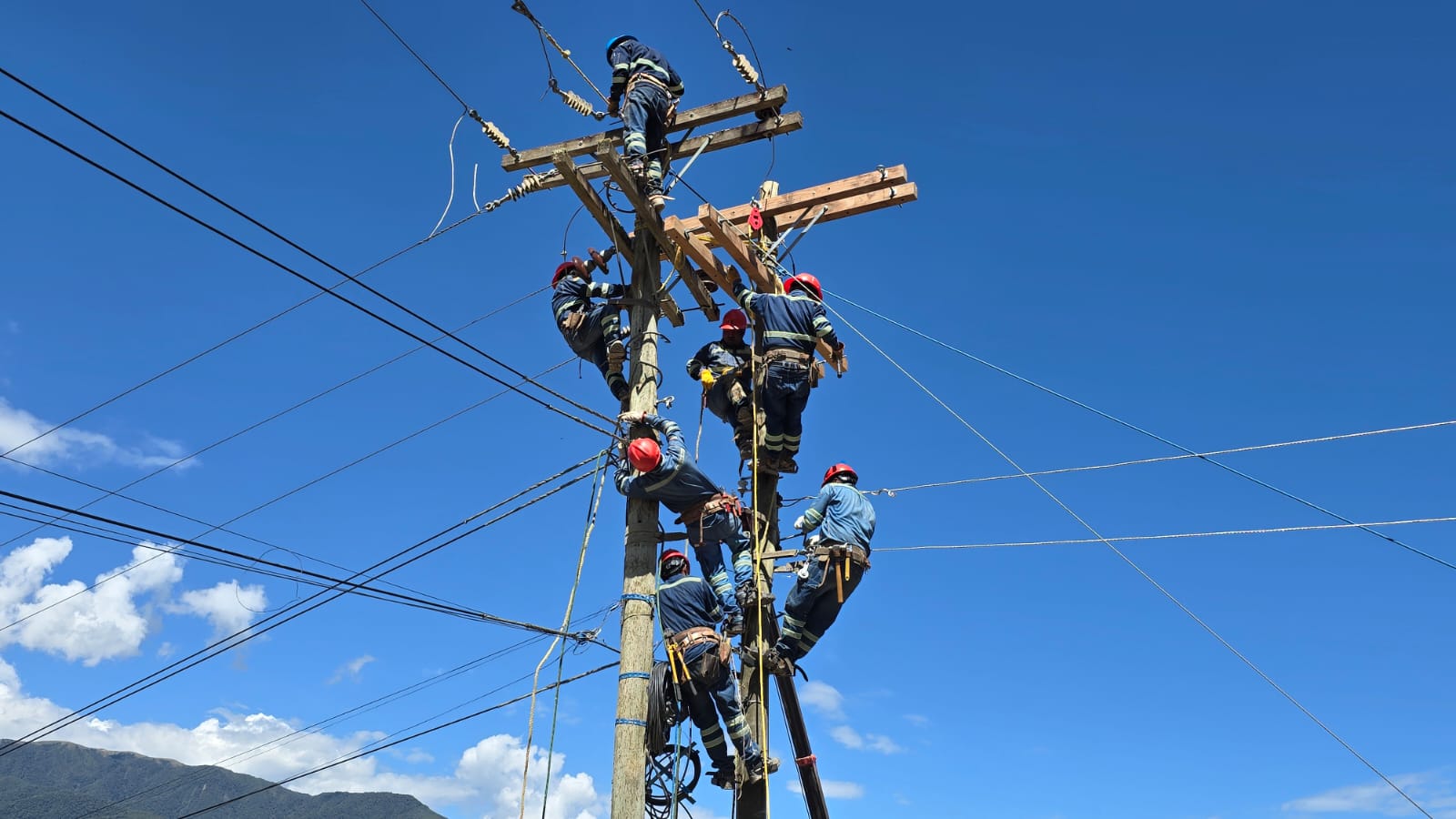LA EMPRESA NACIONAL DE ELECTRICIDAD REALIZA EL MANTENIMIENTO DEL ALIMENTADO