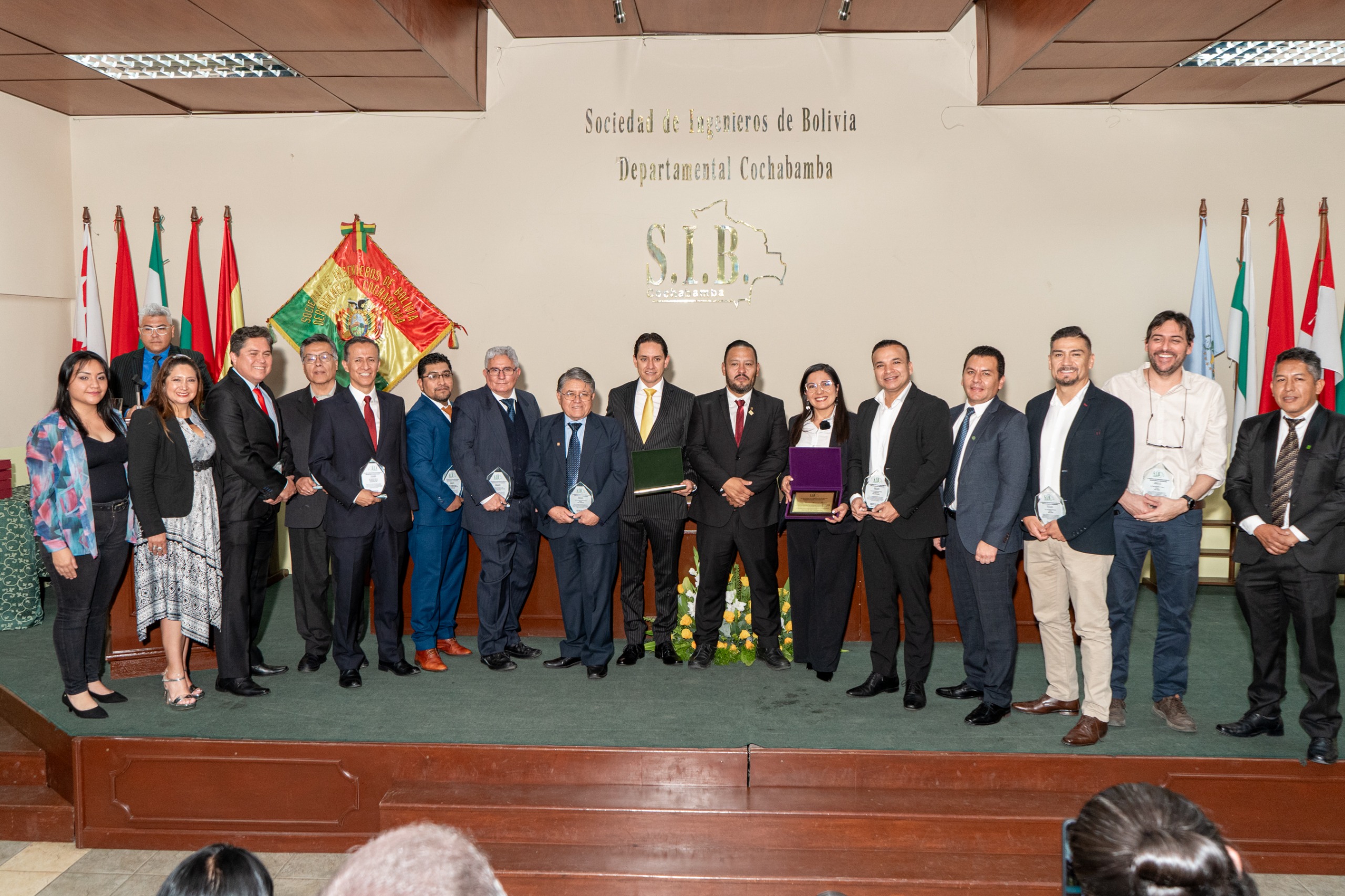 Ejecutivos de ENDE Corporación reciben reconocimientos de la SIB Cochabamb