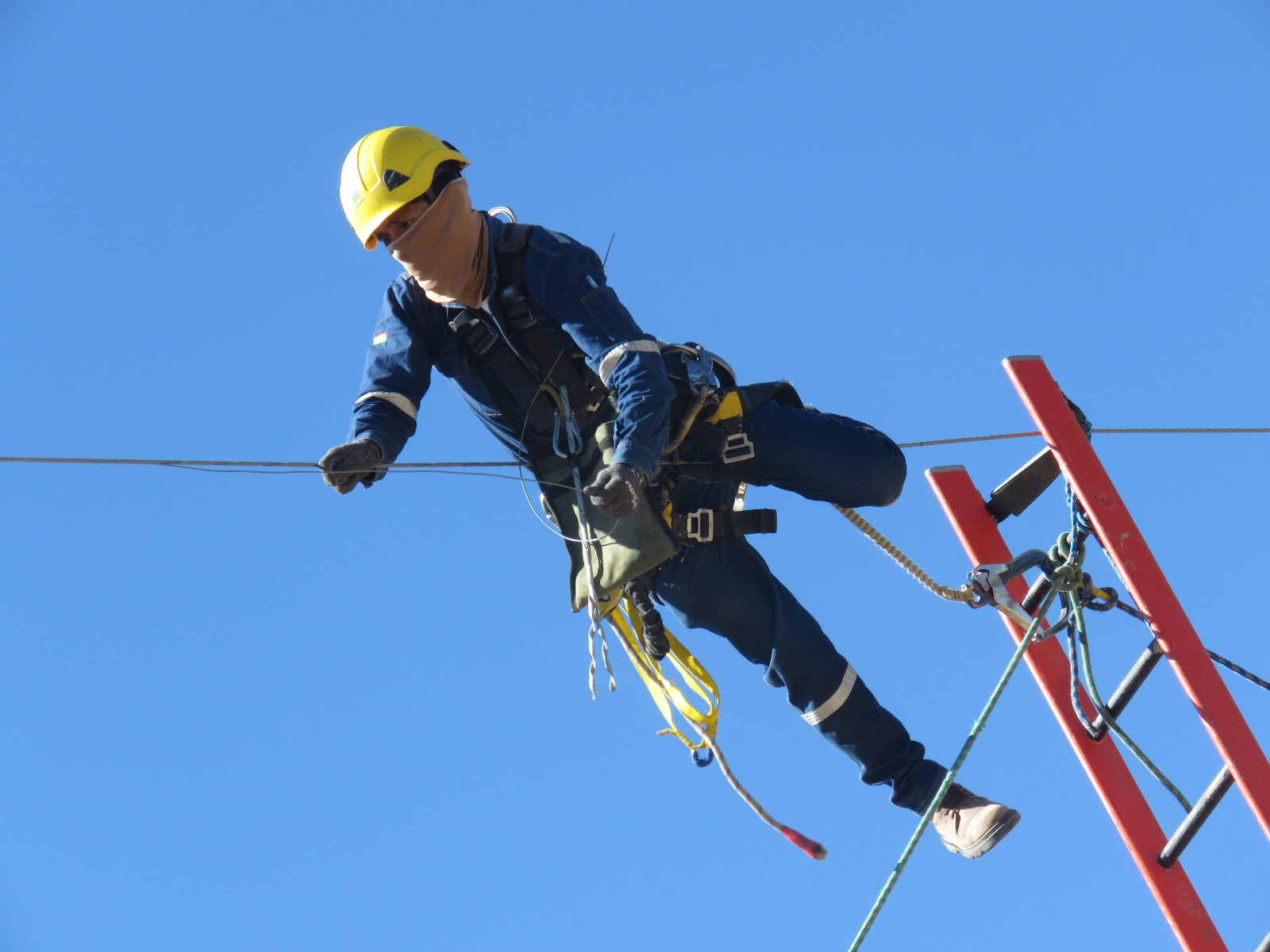 Sin cortes de energía: ENDE repara preventivamente cable de guarda en lín