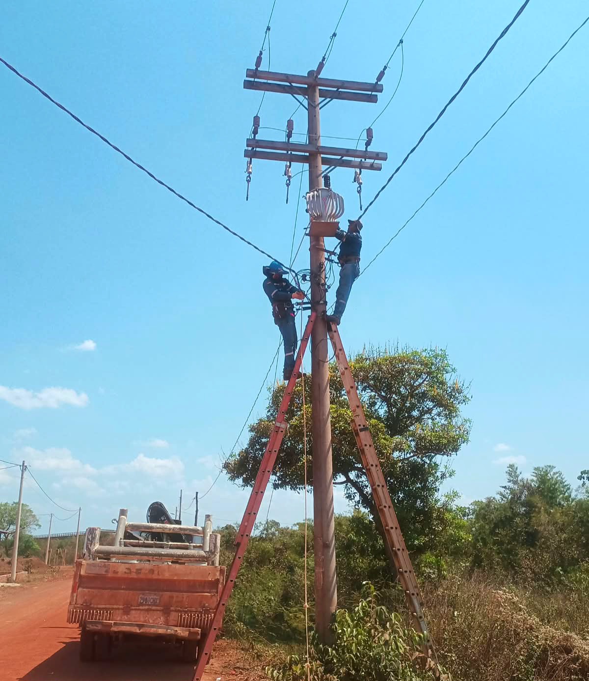 ENDE realiza mejoras en el sistema eléctrico de San Ramón para un servici