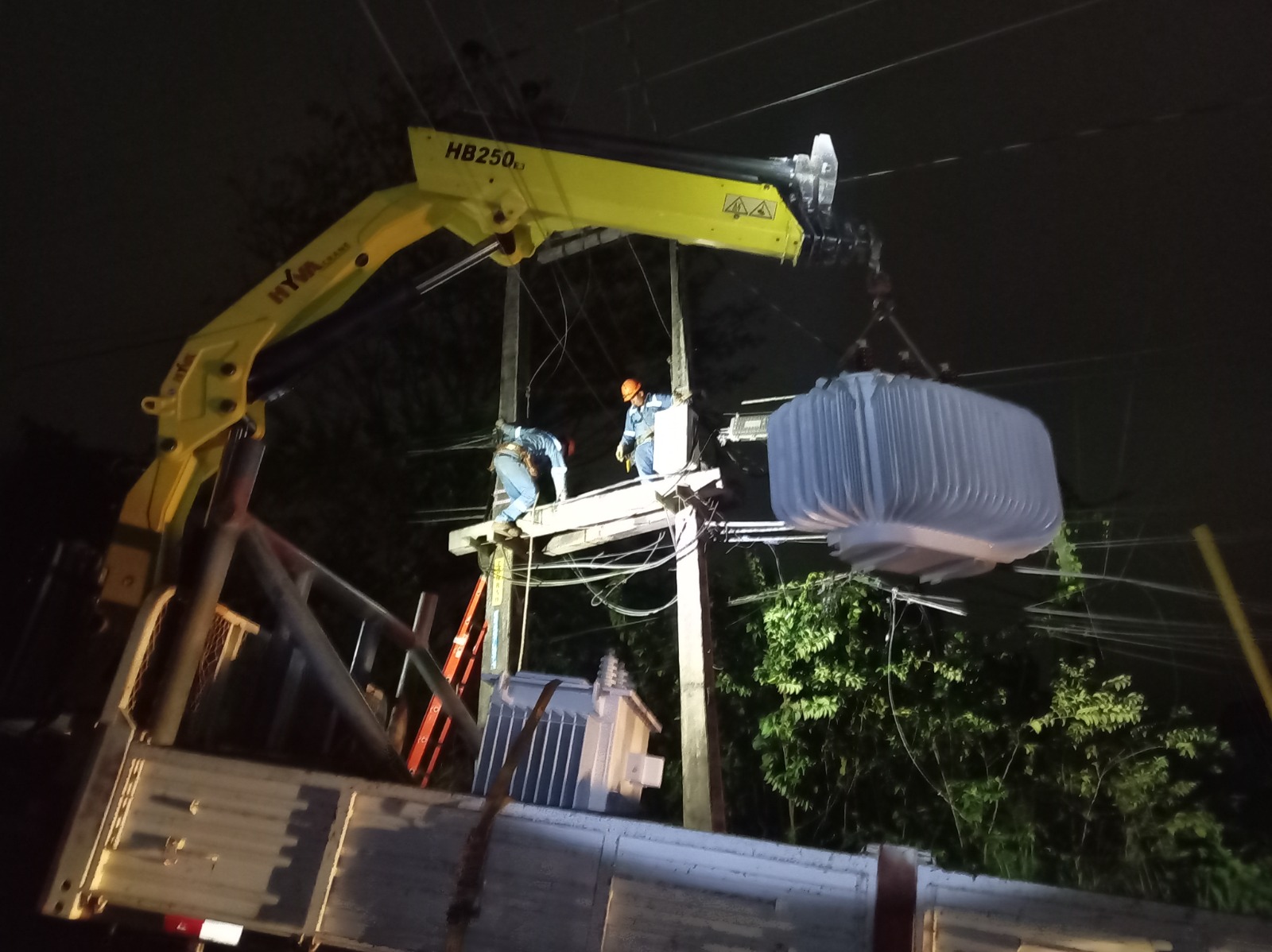 ENDE realiza cambio de transformador en la ciudad de Cobija para garantizar